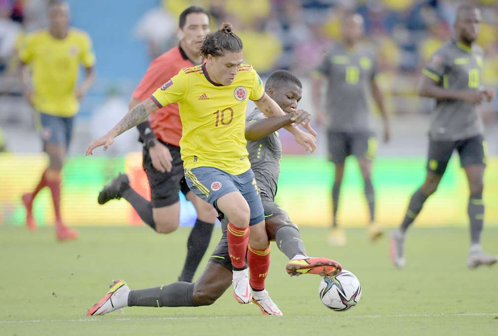 Colombia y Perú chocan con mucho en juego