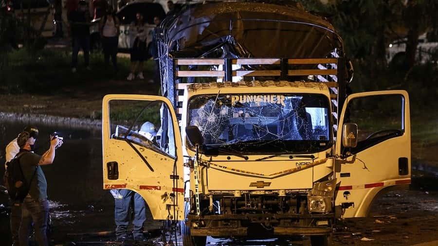 El camión del Escuadrón Móvil Antidisturbios (Esmad) de Colombia quedó destruido.