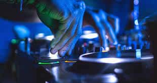 Un DJ tandilense fue detenido por comercializar éxtasis en una fiesta electrónica de Mar del Plata