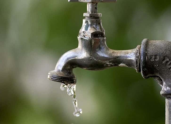 Pese a las bajas temperaturas y la regulación de la demanda, algunos barrios siguen sin servicio de agua