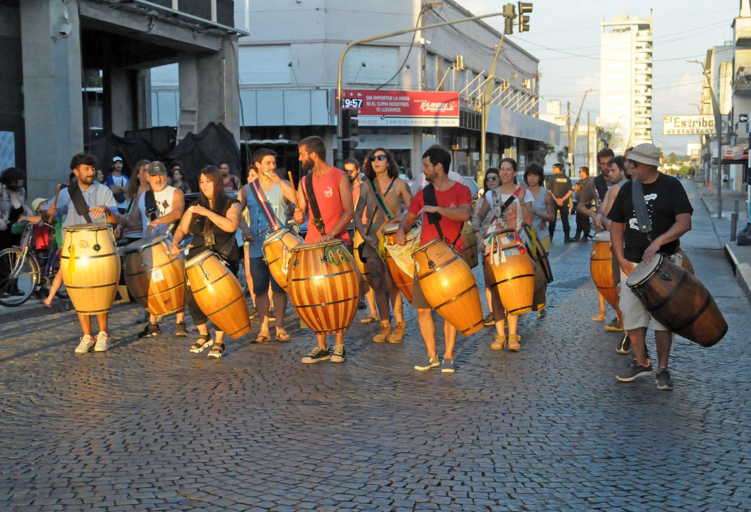 El candombe sonó en las calles con las “Llamadas” para celebrar el Año Nuevo