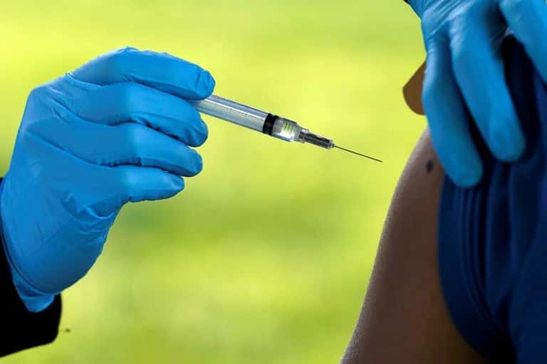 Los científicos reunieron 239 muestras de sangre de personas que habían sido vacunadas con alguna de las tres vacunas Pfizer-BioNTech, Moderna y Johnson y Johnson.
