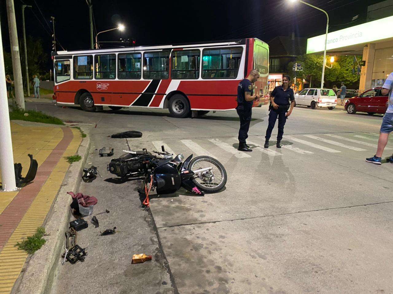 Un motociclista fue hospitalizado tras chocar con un colectivo en la esquina de la Terminal