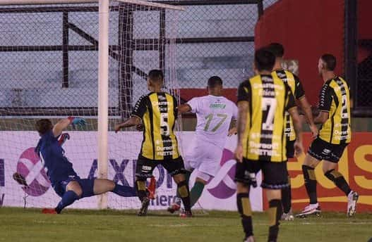 Agropecuario avanzó ante Almirante Brown