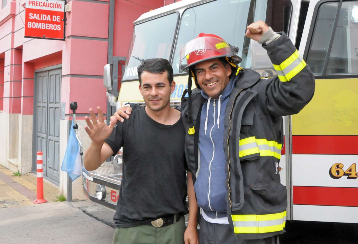 Emotivo recibimiento al bombero de Tandil que estuvo combatiendo los incendios en Corrientes