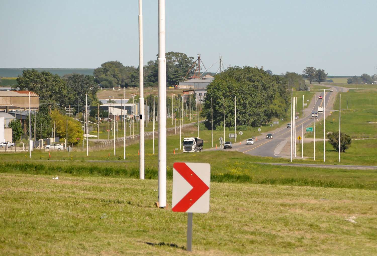 Colocaron las columnas para iluminar la rotonda de las rutas 226 y 30 y la obra estará lista en un mes