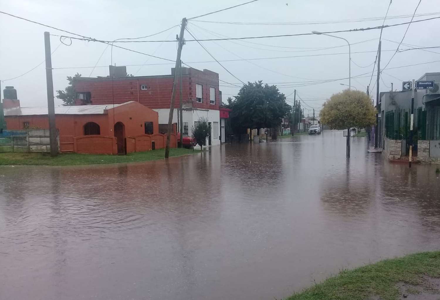 Las lluvias provocaron anegamiento en varias calles de la ciudad y enojo en los vecinos
