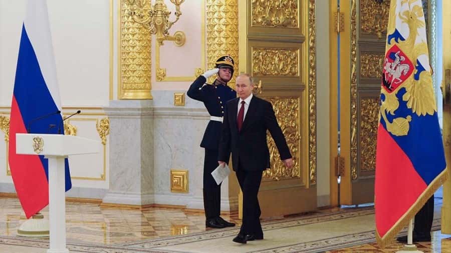 Vladimir Putin anunció medidas que buscan frenar la caída del rublo.