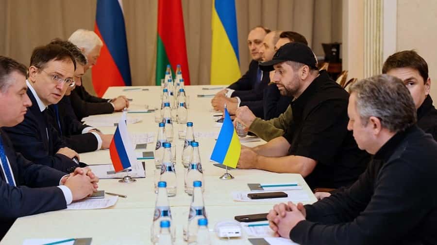 Representaciones de los gobiernos de Ucrania y Rusia mantuvieron una primera reunión.