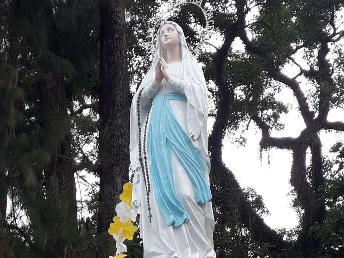 Estatua de la Virgen de Lourdes