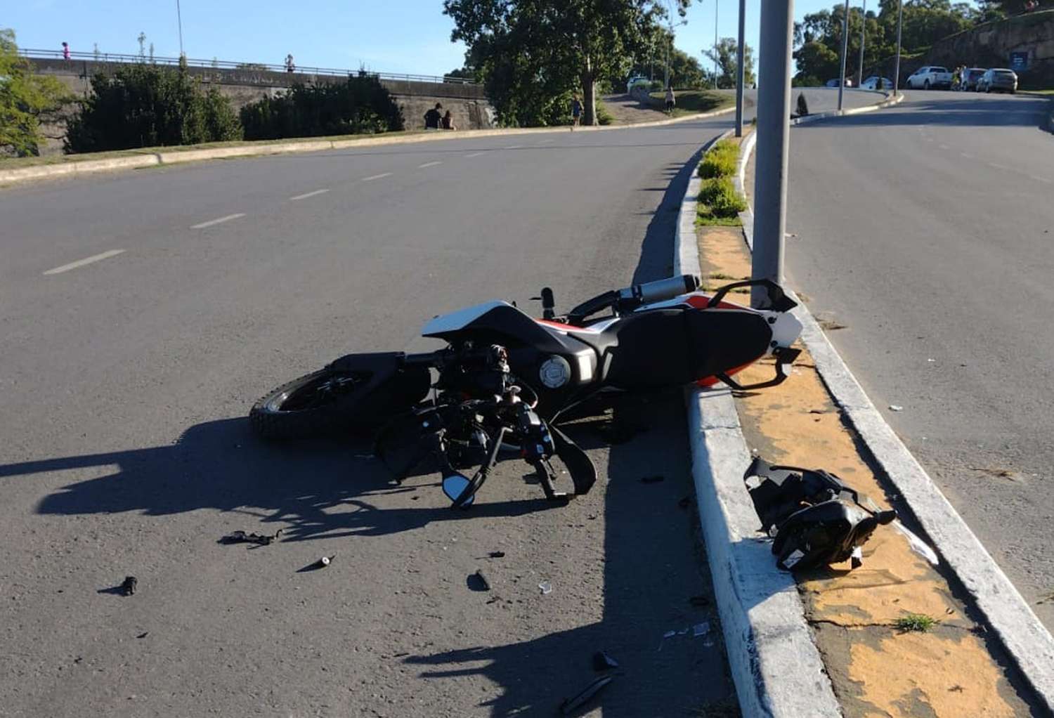Un motociclista sufrió graves lesiones al chocar con un auto en Larrea y Alvear