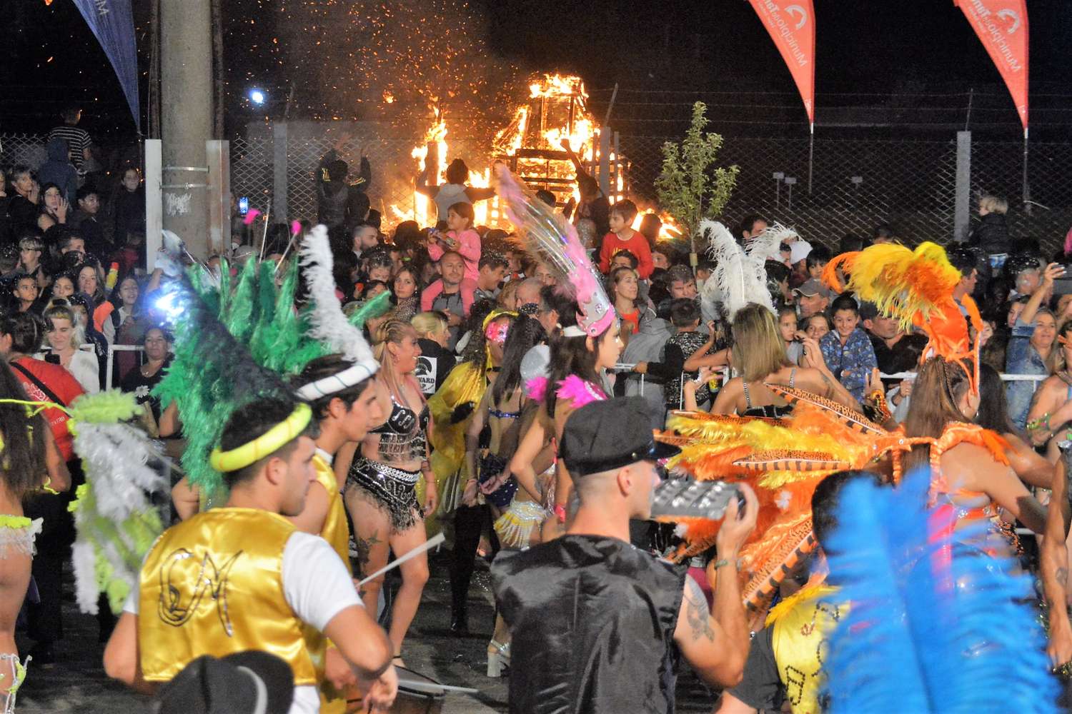 Con un buen marco de público y la quema del Rey Momo, cerró el Carnaval de Mi Tandil