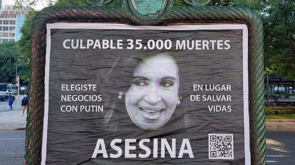 Alberto Fernández defendió a Cristina ante la aparición de carteles con insultos