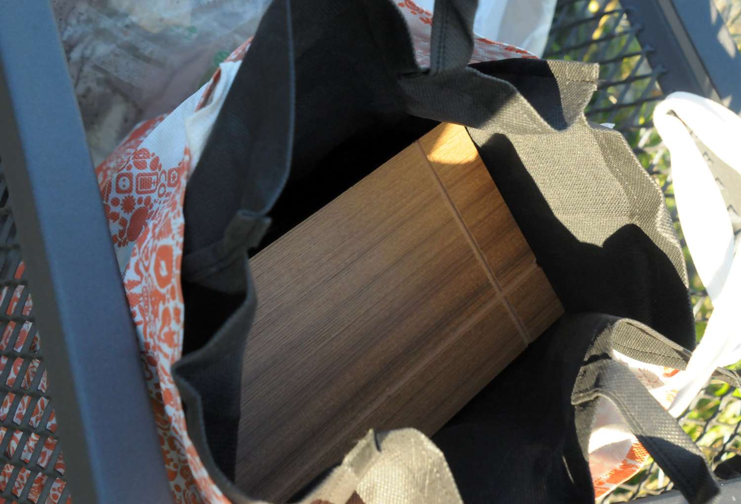 Una vecina denunció que le dejaron una urna funeraria con cenizas en el cesto de basura