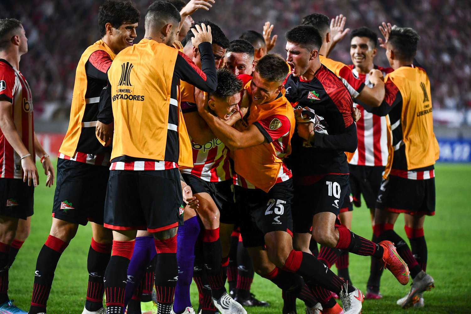 Estudiantes festeja el gol de Díaz, que le dio el pasaje a la siguiente fase.