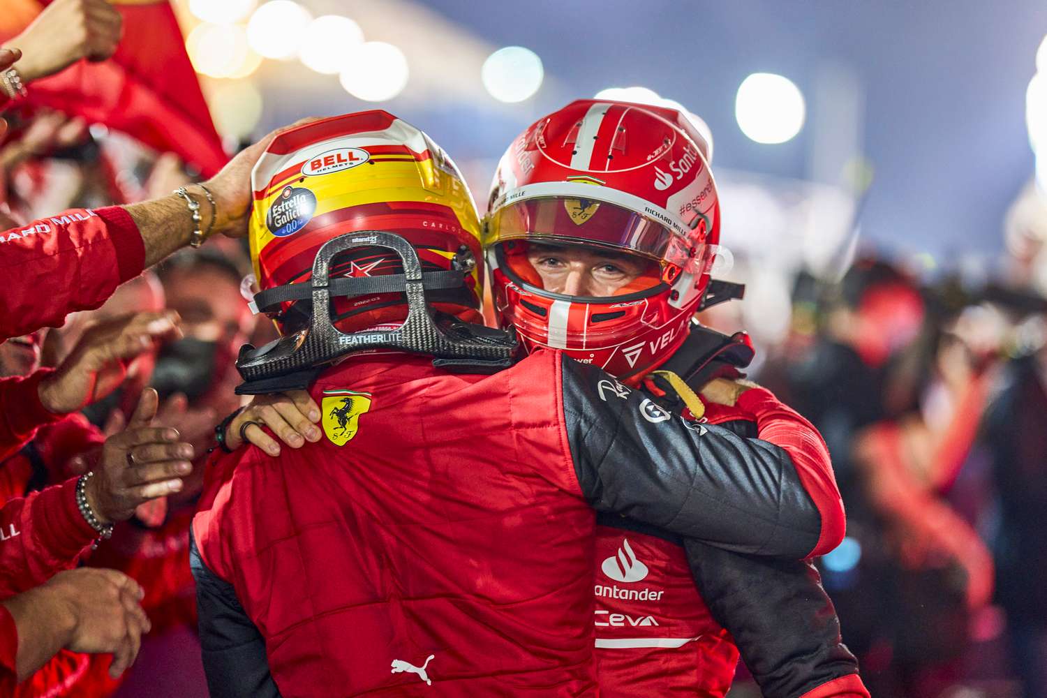 Abrazo entre Sainz y Leclerc.