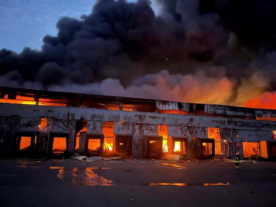 En Brovary, región de Kiev, como consecuencia de los bombardeos se produjo un incendio.en un almacén de productos congelados