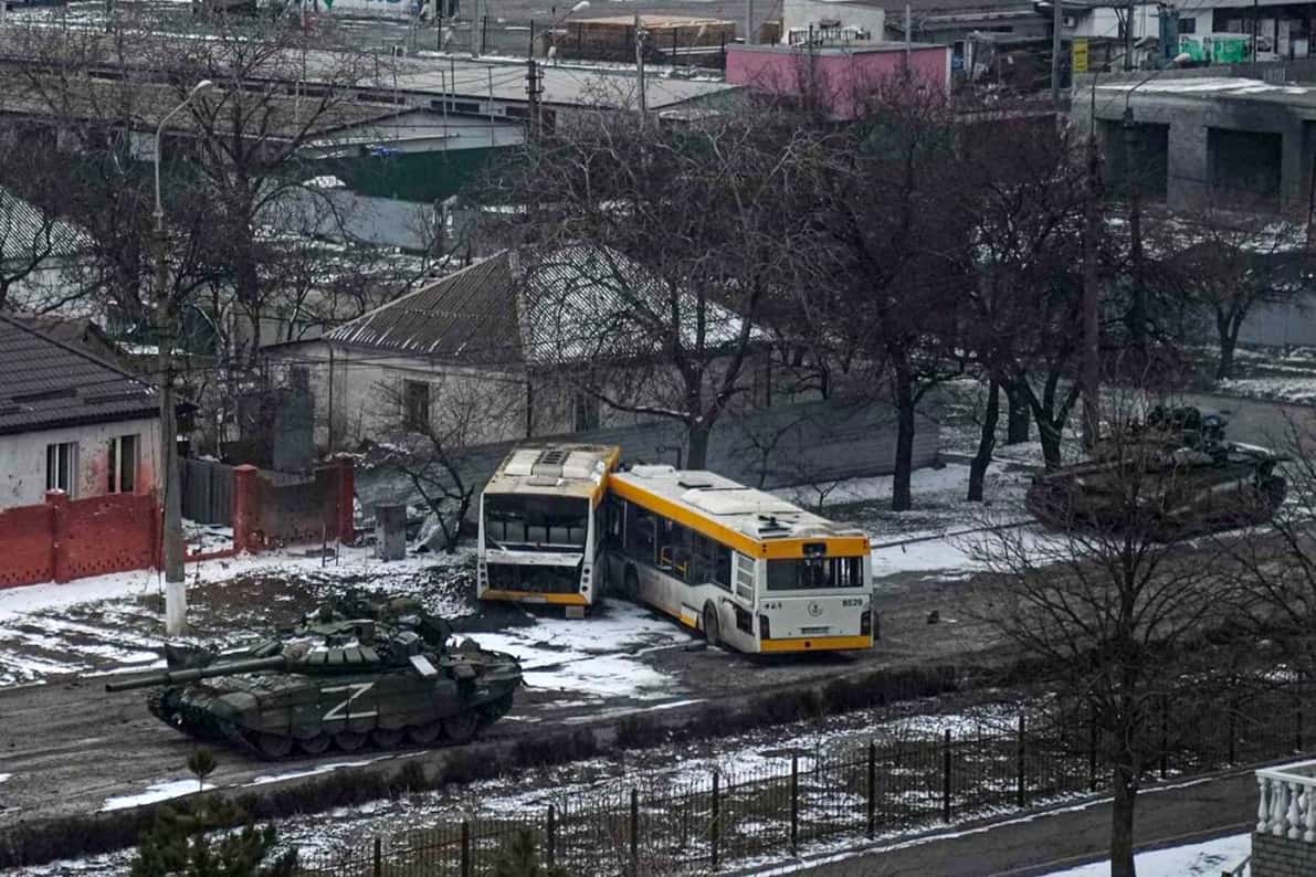 Ómnibus urbanos bloqueaban una calle para impedir el paso de blindados rusos en la ciudad de Mariupol.