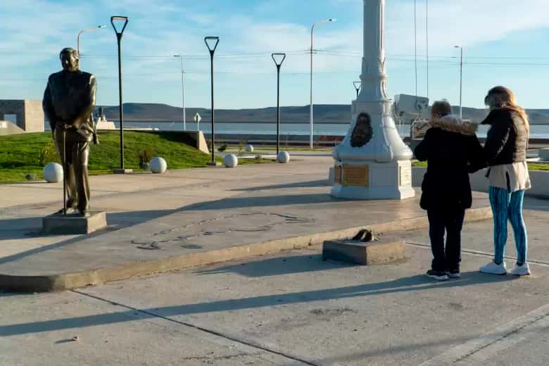 Vandalizan una escultura de Cristina Fernández de Kirchner en Río Gallegos