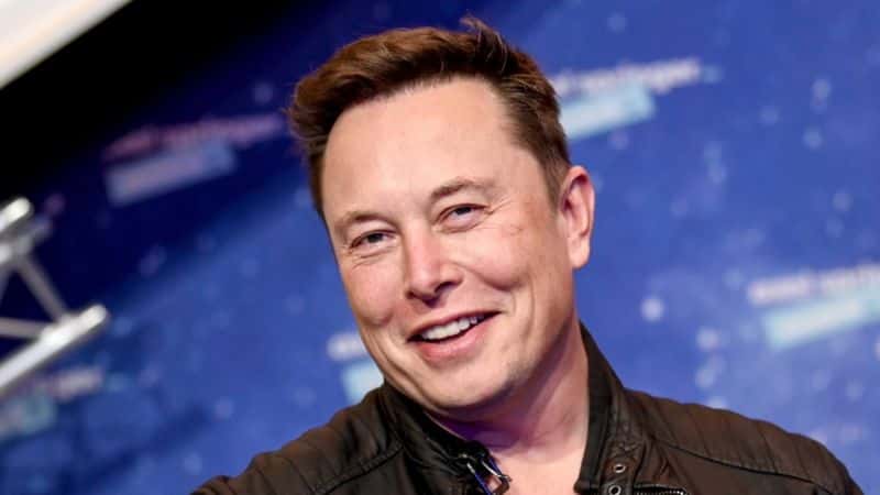 Musk dice que la red social X podría aplicar "una pequeña cuota mensual"