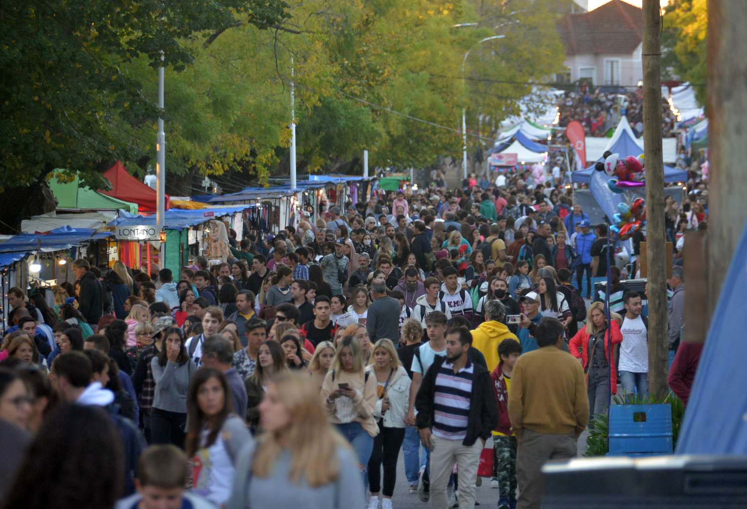 Bajo el sol de otoño, miles de personas recorrieron la Feria Artesanal y la Diagonal fue una fiesta