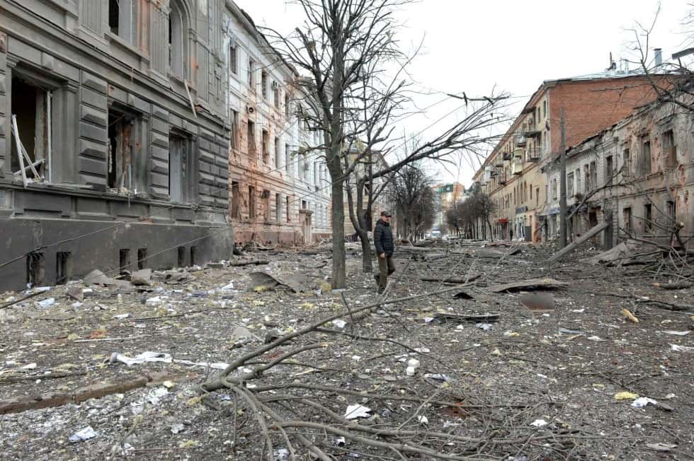 Un hombre camina entre los escombros de unos edificios en la localidad de Járkov.