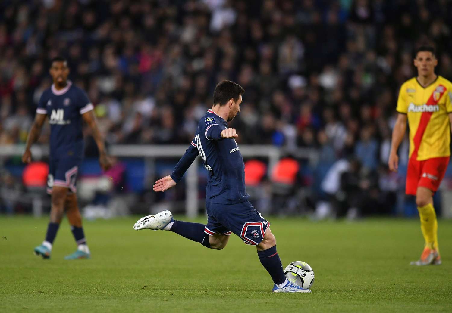 Messi saca el zurdazo goleador.