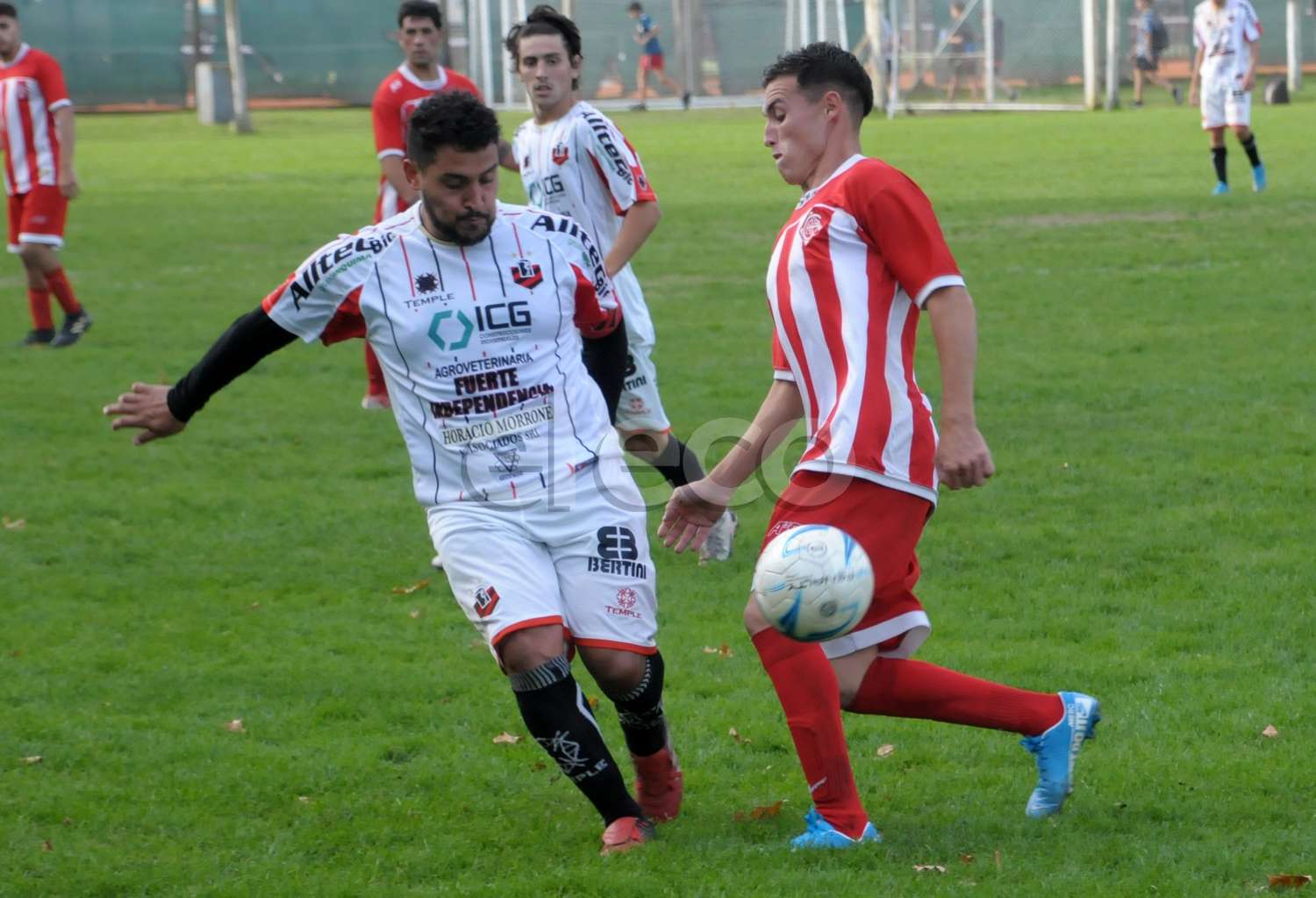 Maximiliano Villar (Independiente) y su tocayo Sauco (Atlético Ayacucho), durante el partido del domingo en el estadio Berroeta.