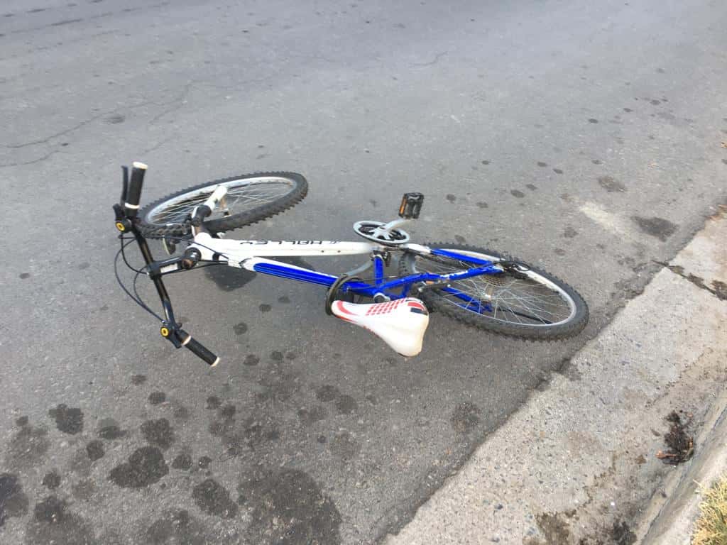 Una ciclista fue trasladada al Hospital tras un accidente en Roca y Belgrano