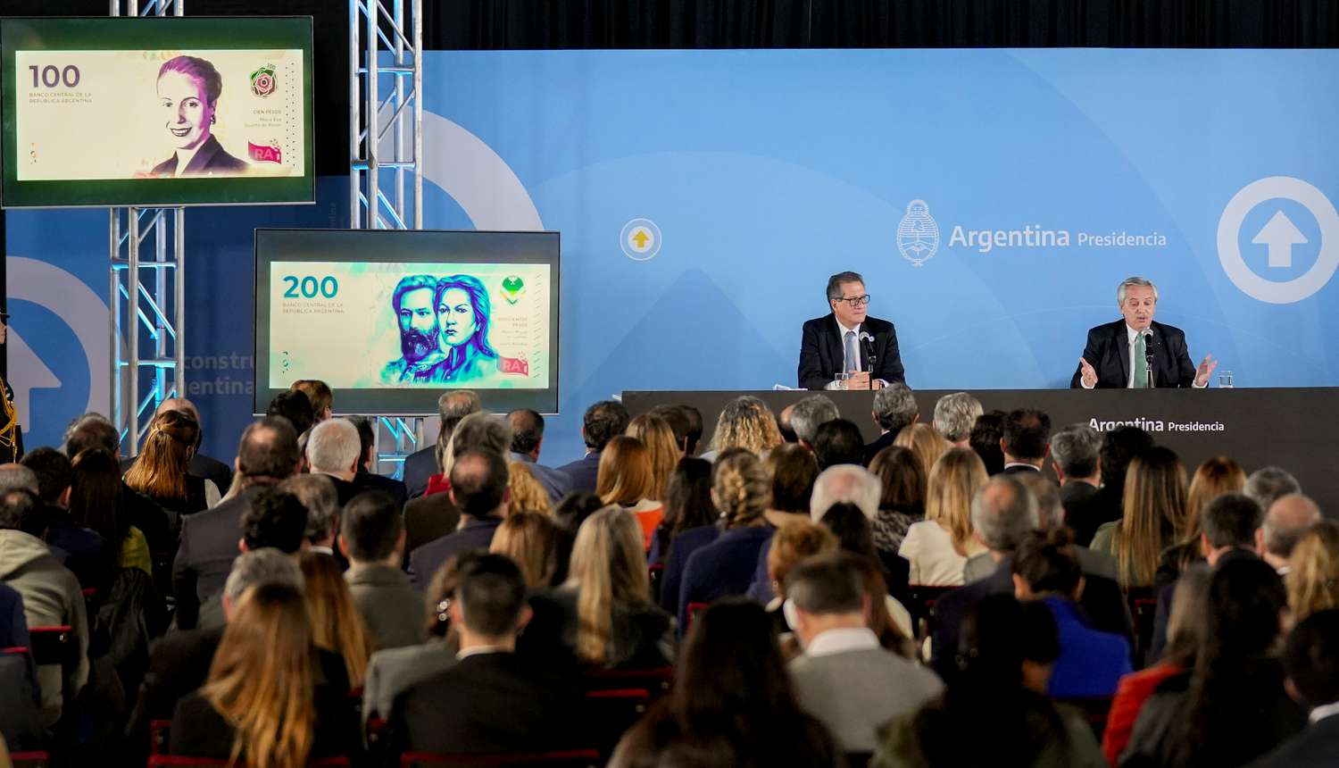 Alberto Fernández y el titular del Banco Central, Miguel Pesce, durante la presentación de los nuevos billetes.