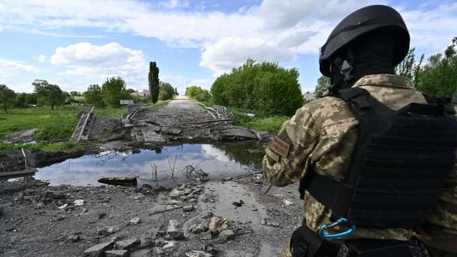 Tropas rusas apoyadas por fuego de artillería irrumpieron en una ciudad clave de la región del este de Ucrania.