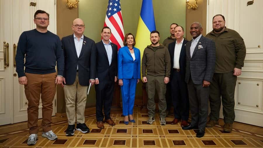 La líder del Congreso de EEUU se reunió con Zelenski y prometió más ayuda a Ucrania