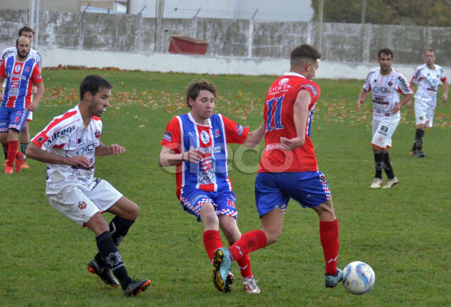 Alexis Devesa se lleva el balón ante Matías Gogna y Nicolás Gorosito, en Ferro 1-Independiente 1.