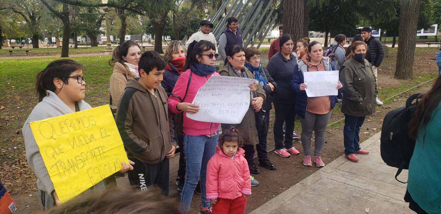 Padres de escuelas rurales volvieron a manifestarse a la espera de lo que ocurra en La Plata