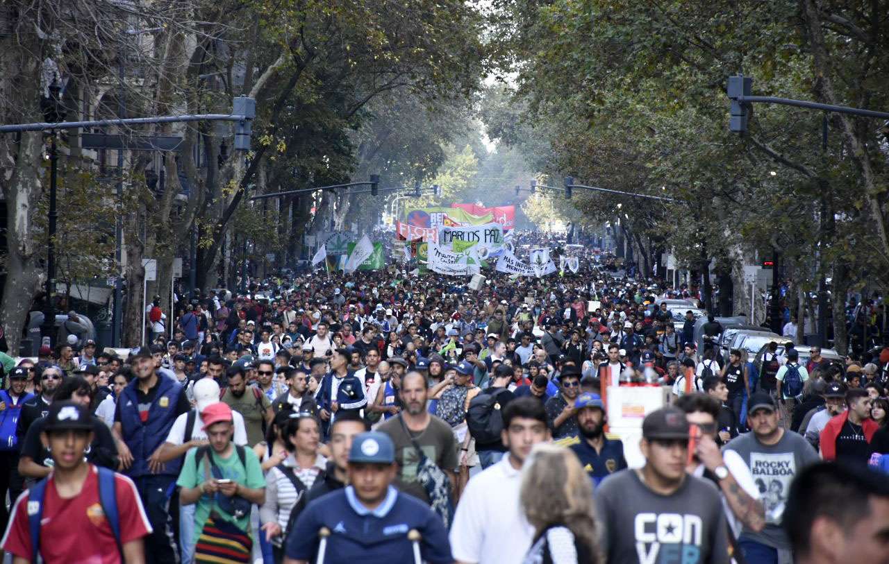 Distintas organizaciones marcharon desde Plaza de Mayo al Congreso.