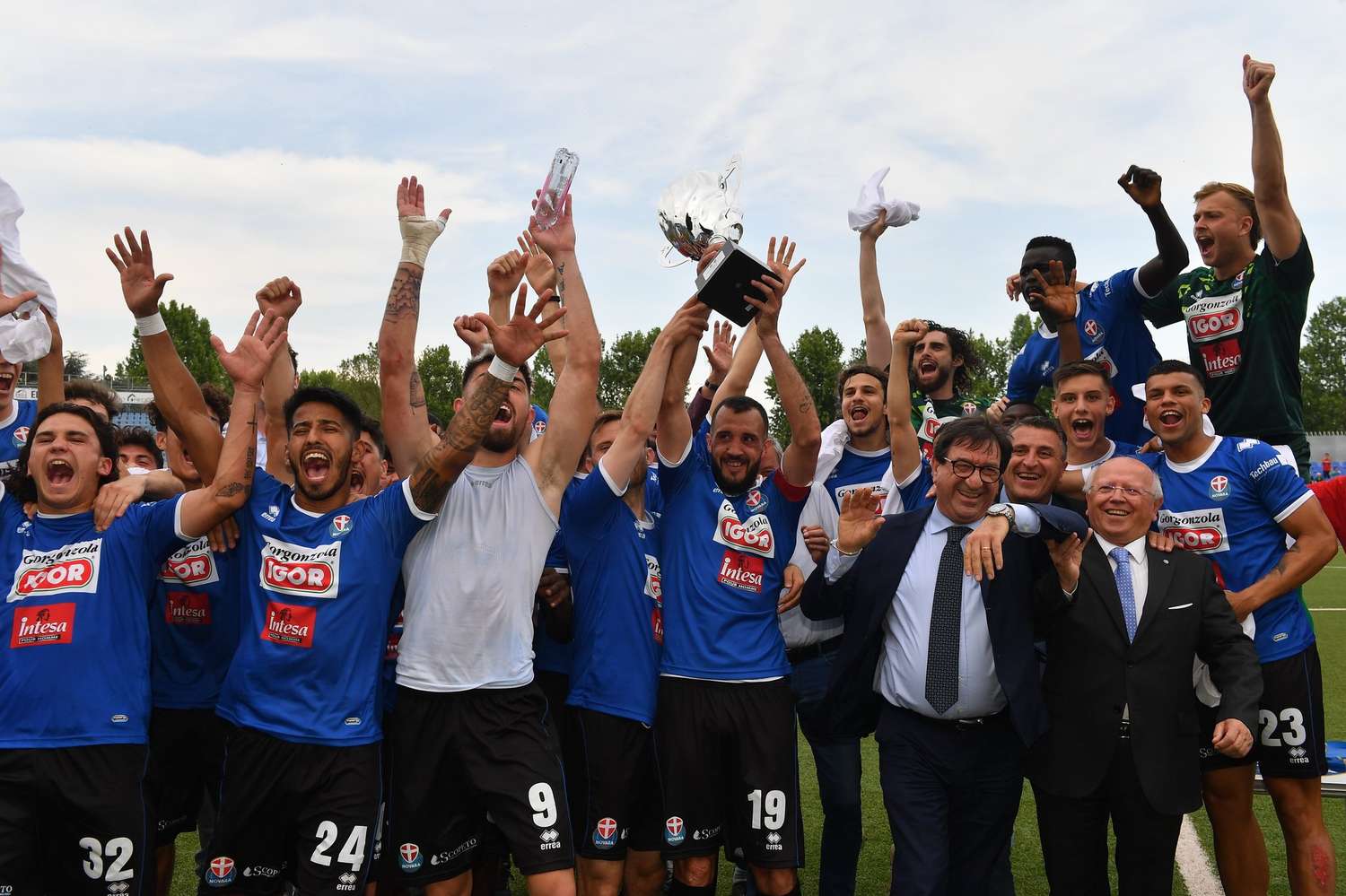"Puchi" González, trofeo en mano, en la celebración por el ascenso de Novara.