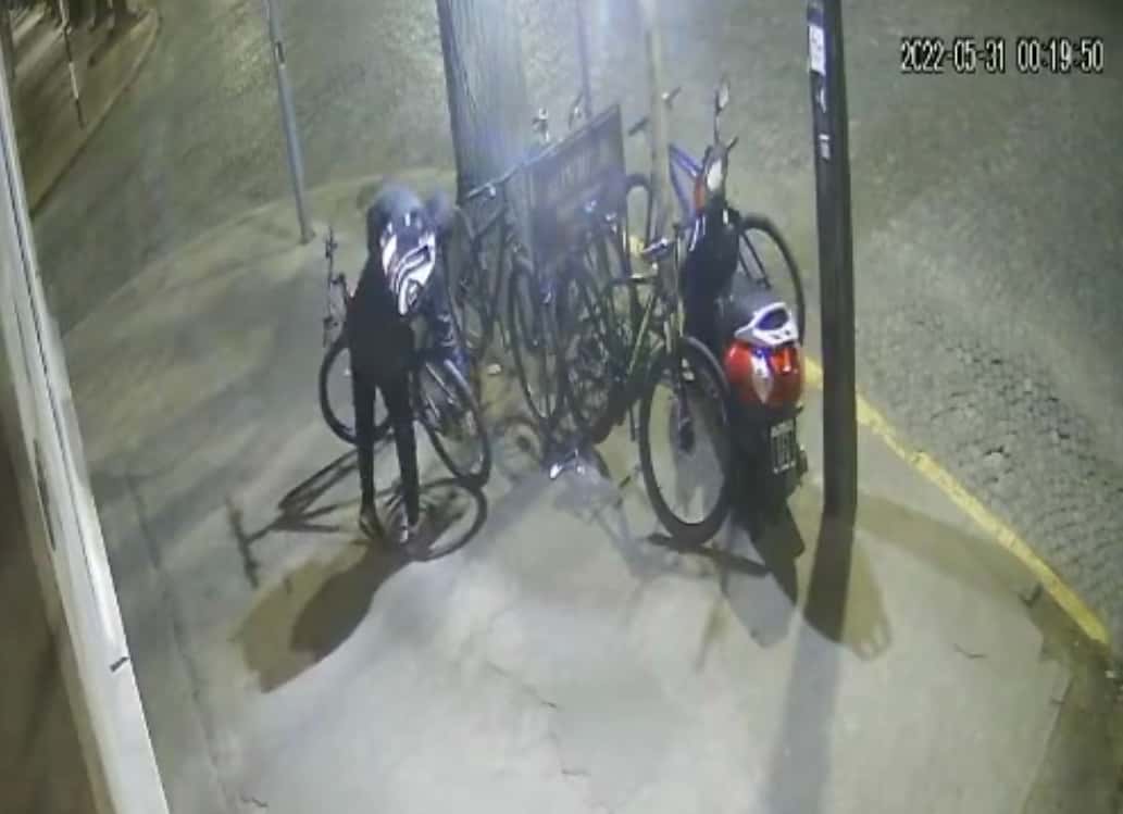 Robó una bicicleta en la puerta de un reconocido restaurant y quedó registrado en las cámaras de vigilancia
