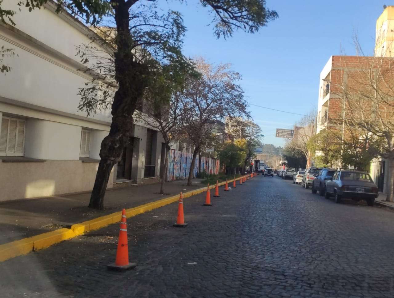 Colocaron la señalética y ya no se puede estacionar a mano izquierda en Rodríguez entre Avellaneda y Constitución