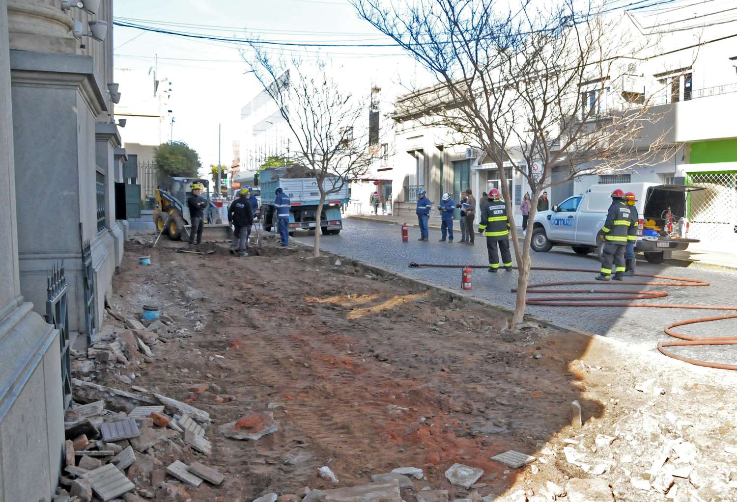 Bomberos trabajaron en Chacabuco y Belgrano por la rotura de un caño de gas