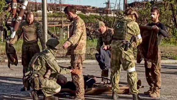 Soldados rusos cachearon a los militares ucranianos evacuados de la planta siderúrgica sitiada de Azovstal.