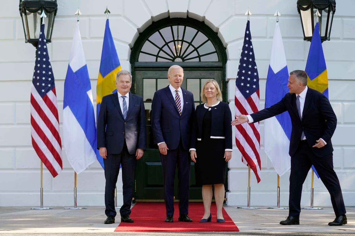 Joe Biden (centro) posó con la primera ministra sueca, Magdalena Andersson, y el presidente de Finlandia, Sauli Niinisto.