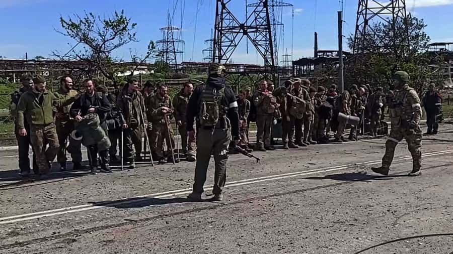 Los soldados ucranianos se rindieron ante las tropas rusas en la acería de Mariupol.