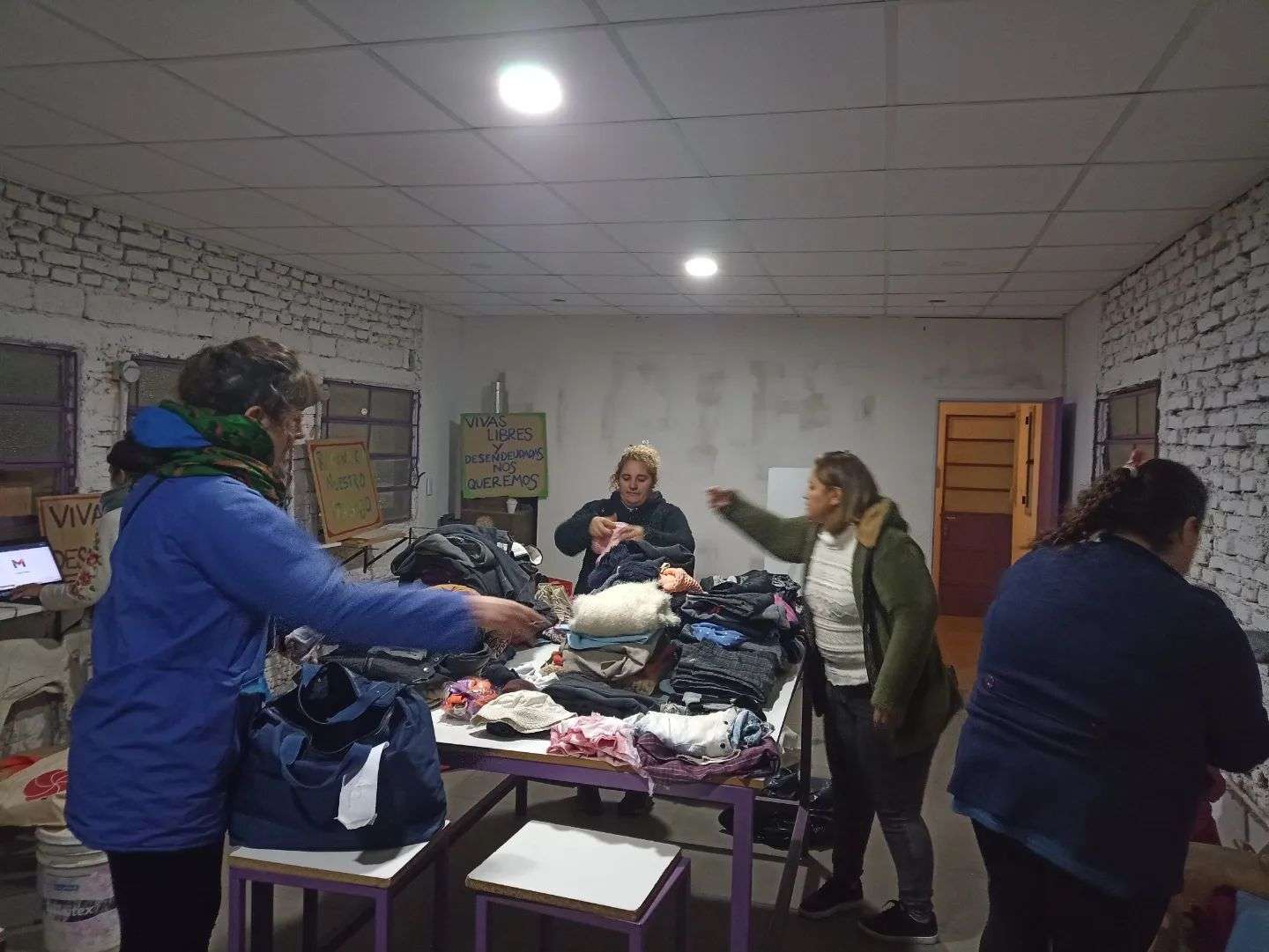 “Al frío le ganamos entre todos” continúa recibiendo donaciones para los barrios populares