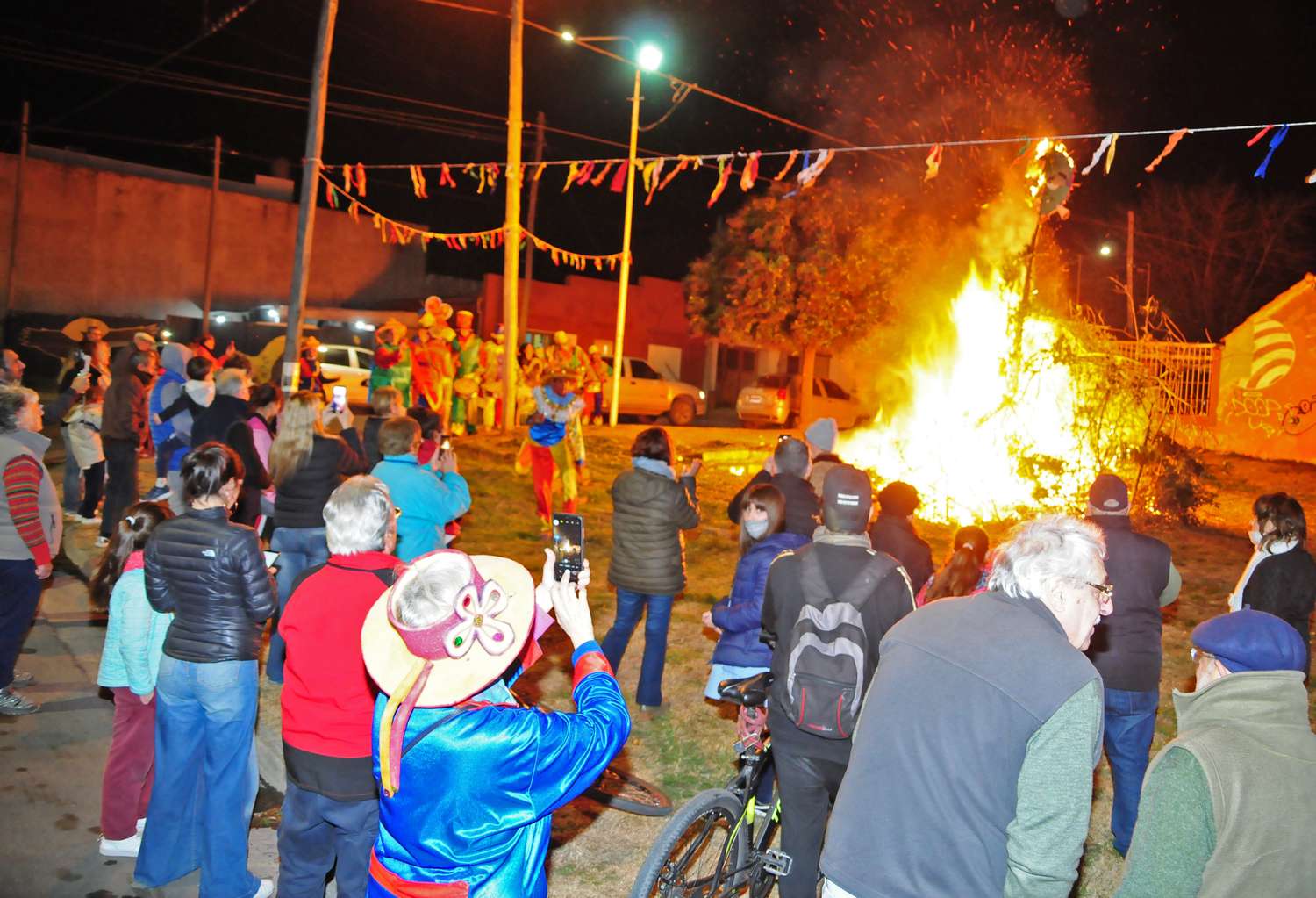 Después de dos años de pandemia, se volvió a encender la tradicional fogata de San Juan