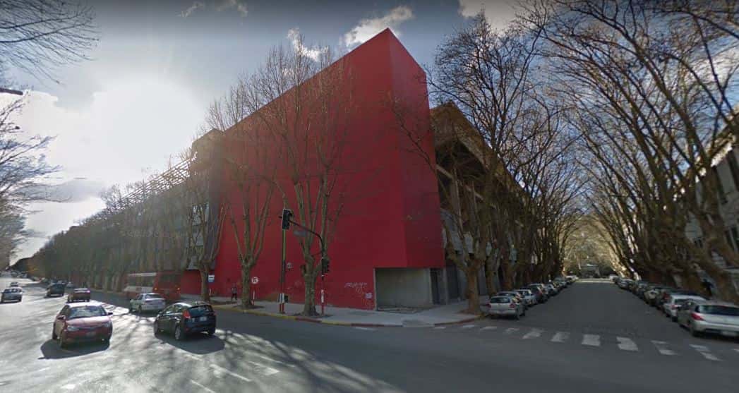 Un alumno fue atacado a golpes en una escuela de La Plata y terminó internado