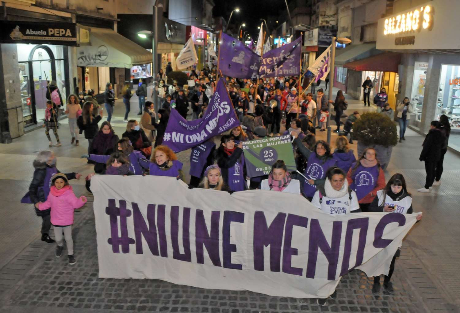 Con demandas reiteradas y la visita de la ministra de Género, "Ni una menos" vuelve a las calles