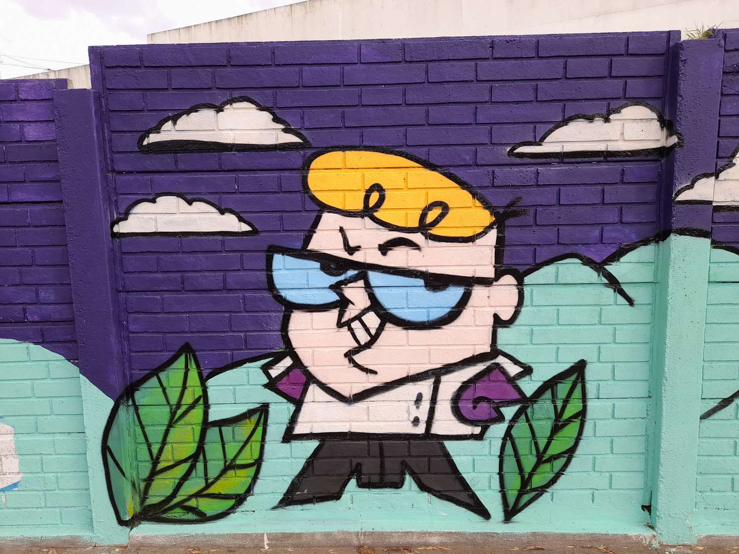 Graffiteros del programa Arte Joven alegran las fachadas de las escuelas