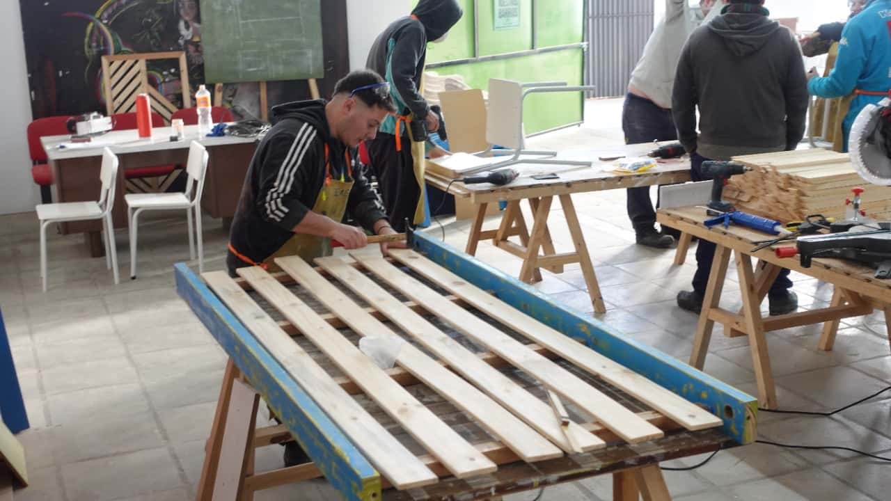 El Polo Social y Productivo trabaja en la recuperación de mobiliario donado