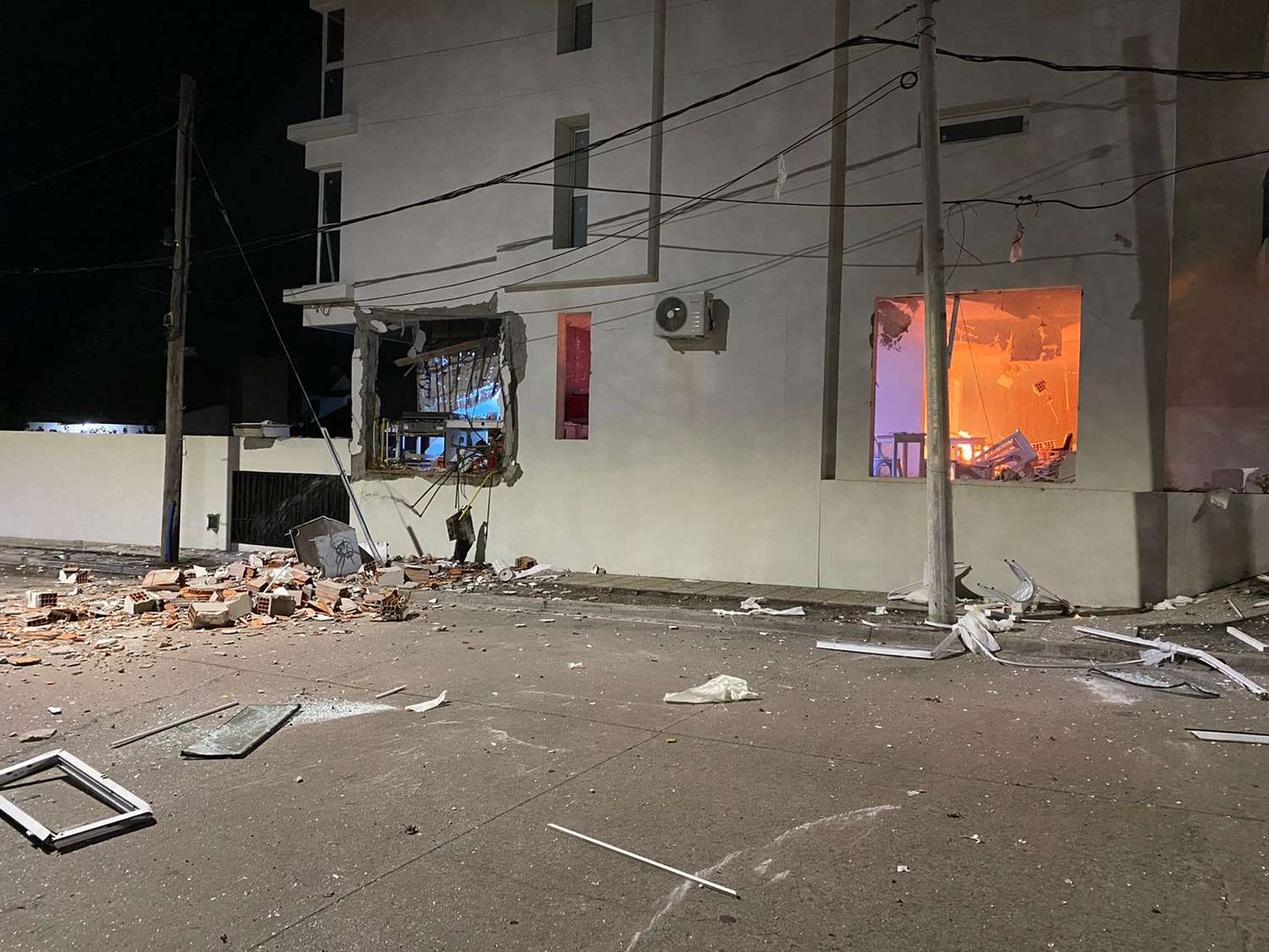 Explosión e incendio en una pastelería ubicada en Brasil y Serrano