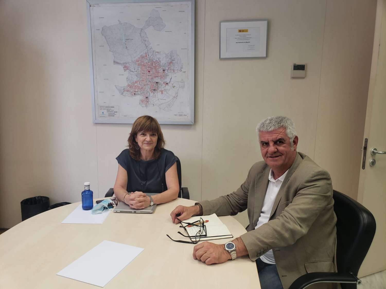 El jefe de Gabinete municipal mantuvo encuentros de trabajo en Madrid sobre el desarrollo de la marca ciudad y educación
